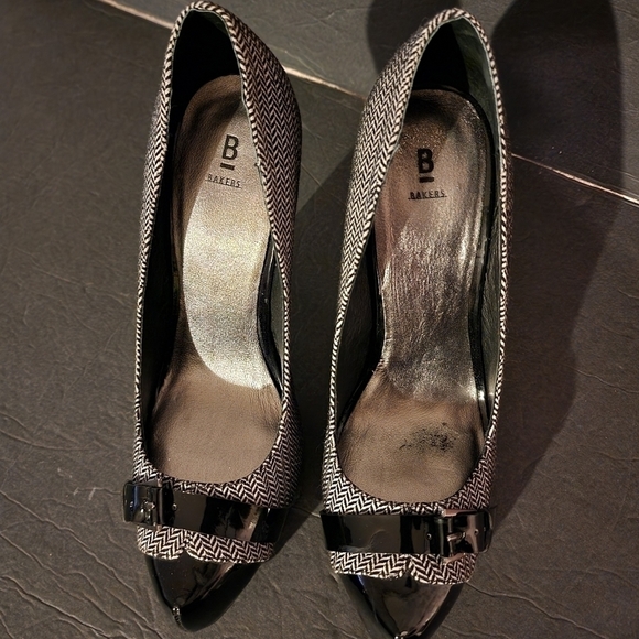 Bakers Cameron Black/White Heels 90B (left shoe need heel cover replaced) - Picture 4 of 11